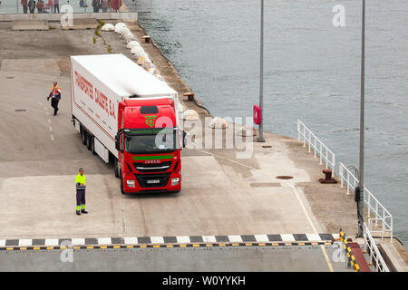 Lkw / Lastwagen / LKW laden auf der Brittany Ferries Fähre / Kreuzfahrt die Gap Finistereat Schiff der spanischen Hafenstadt Santander Spanien Stockfoto