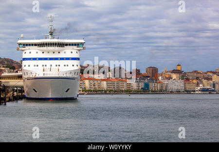 Brittany Ferries Fähre / Kreuzfahrtschiff der Cap Finistere nähert sich dem spanischen Hafen von Santander, Spanien Stockfoto