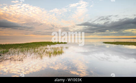 Reflexionen über die Flaute Gewässern des Lough Neagh, County Armagh, Nordirland Stockfoto