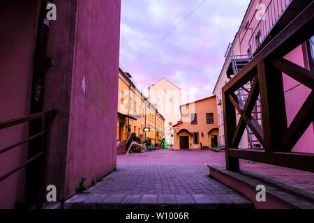 Minsk, Weißrussland - 30. Juni 2018: Minsk Oberstadt historischen Stadtzentrum auf den Sonnenuntergang. Weißrussland Stockfoto