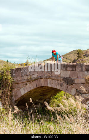 Pilgerfrau auf dem Jakobsweg der Jakobsweg durch die spanische Landschaft von Castilla Y Mancha Spanien Stockfoto