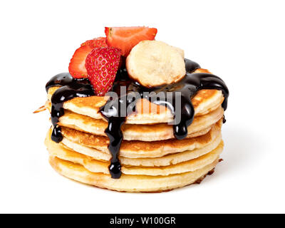 Pfannkuchen mit frischen Erdbeeren, Banane und Sirup auf weißem Hintergrund Stockfoto