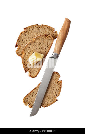 Drei Scheiben Scheiben Roggenbrot mit einem großen Brotmesser und curl von Butter isoliert auf weißem Stockfoto