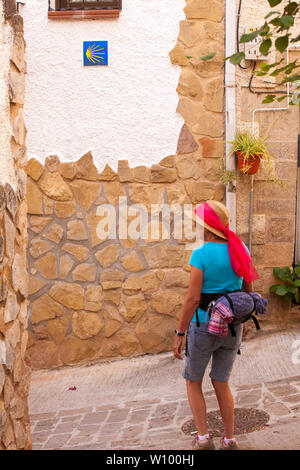 Pilger Wandern durch das spanische Dorf Cirauqui Navarra Spanien während eines Spazierwegs auf dem Jakobsweg auf dem Jakobsweg, dem Jakobsweg, Spanien Stockfoto