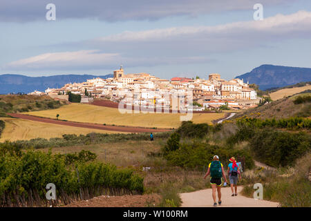 Pilger, die auf dem Jakobsweg durch die spanische Landschaft wandern, der Jakobsweg, der sich dem Dorf Cirauqui Navarra Spanien nähert Stockfoto