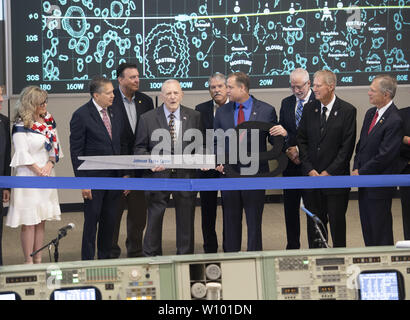 Webster, Texas, USA. 28 Juni, 2019. Würdenträger versammeln sich in der restaurierten Mission Control in Houston NASA außerhalb seiner Wiederherstellung zu Ehren des 50. Jahrestags der Mondlandung Apollo 11 von 1969 zu widmen. Flugdirektor Gene Krantz hilft NASA-Administrator Jim Bridenstine das zeremonielle Band durchschneiden. Credit: Bob Daemmrich/ZUMA Draht/Alamy leben Nachrichten Stockfoto