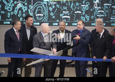 Webster, Texas, USA. 28 Juni, 2019. Würdenträger versammeln sich in der restaurierten Mission Control in Houston NASA außerhalb seiner Wiederherstellung zu Ehren des 50. Jahrestags der Mondlandung Apollo 11 von 1969 zu widmen. Flugdirektor Gene Krantz hilft NASA-Administrator Jim Bridenstine das zeremonielle Band durchschneiden. Credit: Bob Daemmrich/ZUMA Draht/Alamy leben Nachrichten Stockfoto