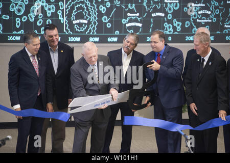 Webster, Texas, USA. 28 Juni, 2019. Würdenträger versammeln sich in der restaurierten Mission Control in Houston NASA außerhalb seiner Wiederherstellung zu Ehren des 50. Jahrestags der Mondlandung Apollo 11 von 1969 zu widmen. Flugdirektor Gene Krantz hilft NASA-Administrator Jim Bridenstine das zeremonielle Band durchschneiden. Credit: Bob Daemmrich/ZUMA Draht/Alamy leben Nachrichten Stockfoto