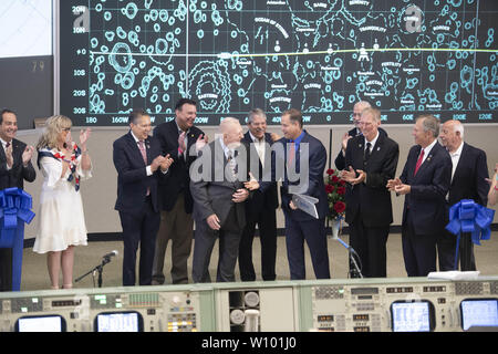 Webster, Texas, USA. 28 Juni, 2019. Würdenträger versammeln sich in der restaurierten Mission Control in Houston NASA außerhalb seiner Wiederherstellung zu Ehren des 50. Jahrestags der Mondlandung Apollo 11 von 1969 zu widmen. Flugdirektor Gene Krantz hilft NASA-Administrator Jim Bridenstine das zeremonielle Band durchschneiden. Credit: Bob Daemmrich/ZUMA Draht/Alamy leben Nachrichten Stockfoto