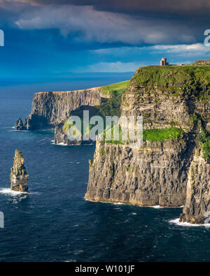 Einstellen von Sonnenlicht über Cliffs of Moher, County Clare, Republik Irland Stockfoto