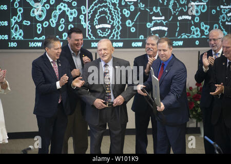 Webster, Texas, USA. 28 Juni, 2019. Würdenträger versammeln sich in der restaurierten Mission Control in Houston NASA außerhalb seiner Wiederherstellung zu Ehren des 50. Jahrestags der Mondlandung Apollo 11 von 1969 zu widmen. Flugdirektor Gene Krantz hilft NASA-Administrator Jim Bridenstine das zeremonielle Band durchschneiden. Credit: Bob Daemmrich/ZUMA Draht/Alamy leben Nachrichten Stockfoto