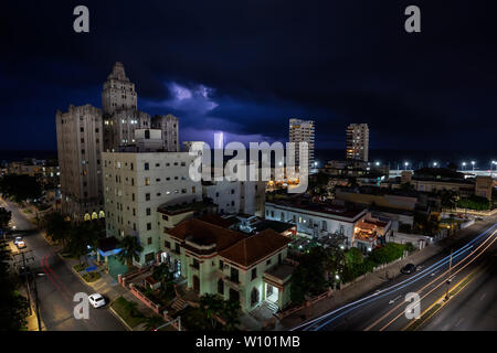 Luftaufnahme der Stadt Havanna, der Hauptstadt von Kuba, in einer dramatischen Gewitter mit Blitz bei Nacht. Stockfoto