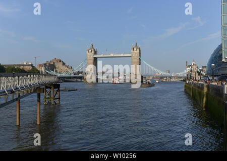 London, Großbritannien. 28. Juni 2019. Tower Bridge im Sommer durch den Fluss: Massaoke | London Bridge City, am 28. Juni 2019, London, UK. Bild Capital/Alamy leben Nachrichten Stockfoto