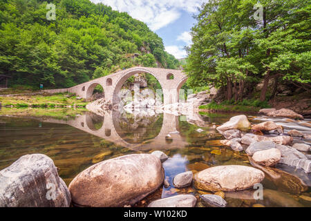 Die Teufelsbrücke ist eine alte osmanische Brücke in Bulgarien, das Thrakien mit Ägäis verbunden. In der Nähe von Ardino in den Rhodopen arda Fluss Stockfoto