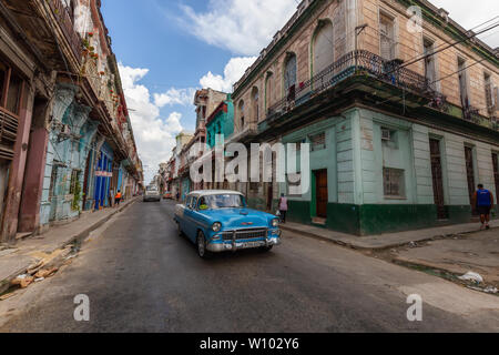 Havanna, Kuba - Mai 14, 2019: Klassische alte Taxi Auto in den Straßen der Altstadt von Havanna Stadt während einer lebhaften und hellen, sonnigen Morgen. Stockfoto