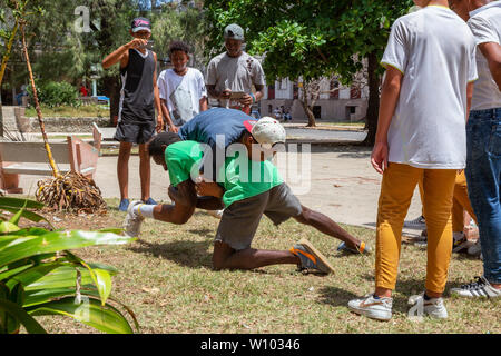 Havanna, Kuba - Mai 14, 2019: junge Teenager Wrestling und Spaß in einem öffentlichen Platz an einem heißen sonnigen Tag. Stockfoto