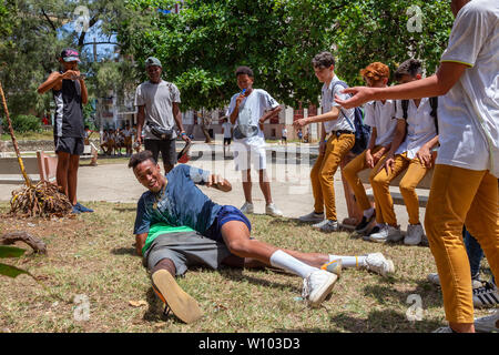 Havanna, Kuba - Mai 14, 2019: junge Teenager Wrestling und Spaß in einem öffentlichen Platz an einem heißen sonnigen Tag. Stockfoto