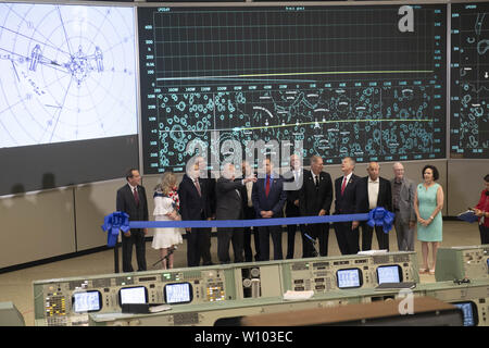 Webster, Texas, USA. 28 Juni, 2019. Würdenträger versammeln sich in der restaurierten Mission Control in Houston NASA außerhalb seiner Wiederherstellung zu Ehren des 50. Jahrestags der Mondlandung Apollo 11 von 1969 zu widmen. Flugdirektor Gene Krantz hilft NASA-Administrator Jim Bridenstine das zeremonielle Band durchschneiden. Credit: Bob Daemmrich/ZUMA Draht/Alamy leben Nachrichten Stockfoto