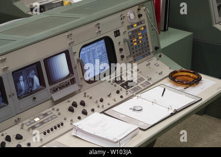 Webster, Texas, USA. 28 Juni, 2019. Das neu restaurierte Mission Control Center der NASA außerhalb von Houston nach seiner Einweihung am Freitag mit dem 50. Jahrestag der Landung des Menschen auf dem Mond im Jahr 1969 zusammenfällt. Die multi-million Dollar Aufwand war in einem Teil des ehemaligen Apollo 11 Flight Director Gene Krantz, die bei der Einweihung wurde geführt. Credit: Bob Daemmrich/ZUMA Draht/Alamy leben Nachrichten Stockfoto