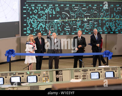 Pensionierte NASA-Flugdirektor Gene Kranz weist auf eine Funktion im Inneren des restaurierten Mission Control Center am Johnson Space Center der NASA in der Nähe von Houston als Würdenträger für die Einweihung des Raumes sammeln. Die multi-million Dollar Restaurierung fiel mit dem 50. Jahrestag der historischen 1969 Mondlandung Apollo 11. Stockfoto