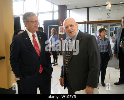 Pensionierte Apollo 11 Flight Director Gene Kranz, rechts, Spaziergänge mit Texas Kongreßabgeordneten Dr. Brian Babin als Würdenträger in der restaurierten Mission Control in Houston NASA außerhalb Sammeln seiner Wiederherstellung zu Ehren des 50. Jahrestags der Mondlandung Apollo 11 von 1969 zu widmen. Stockfoto