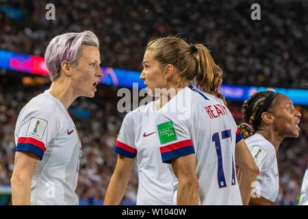 Paris, Frankreich. 28. Jun 2019. Frankreich VS USA - Megan Rapinoe der Vereinigten Staaten feiert mit Tobin Heide von den Vereinigten Staaten nach dem Scoring Ziel (2-0) während eines Spiels zwischen Frankreich und den Vereinigten Staaten. Weltmeisterschaft Qualifikation Fußball. FIFA. Gehalten an der Parc des Princes Stadion in Paris, Frankreich (Foto: Richard Callis/Fotoarena) Credit: Foto Arena LTDA/Alamy leben Nachrichten Stockfoto