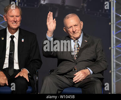 Pensionierte Apollo 11 Flight Director Gene Kranz Wellen während einer Feierstunde für die wiederhergestellten Mission Control Center am Johnson Space Center der NASA in der Nähe von Houston. Die multi-million Dollar Restaurierung Bemühung, für die Kranz beteiligt war, mit der 50-Jahr-Feier der historischen Mondlandung Apollo 11 zusammenfiel. Stockfoto