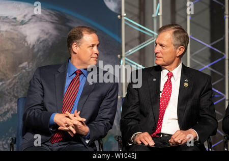 Abgeordneter Dr. Brian Babin von Texas, Recht, spricht mit der NASA Administrator Jim Bridenstine als Würdenträger versammeln die restaurierte Mission Control Center zu Ehren des 50. Jahrestags der Mondlandung Apollo 11 von 1969 zu widmen. Stockfoto