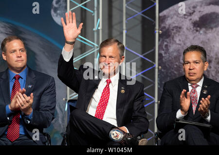 Abgeordneter Dr. Brian Babin von Texas Wellen als Würdenträger außerhalb Houston sammeln die restaurierte Mission Control Center zu Ehren des 50. Jahrestags der Mondlandung Apollo 11 von 1969 zu widmen. Auf der linken Seite ist die NASA Administrator Jim Bridenstine; auf der rechten Seite ist Space Center Houston CEO William Harris. Stockfoto