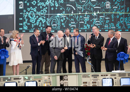 Würdenträger versammeln sich in der Mission Control Center am Johnson Space Center der NASA in der Nähe von Houston Wiederherstellung des Control Center, das mit dem 50. Jahrestag der historischen 1969 Mondlandung Apollo 11 der fällt zu widmen. Stockfoto