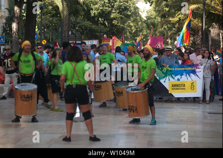 Menschen und Aktivisten von der NRO Amnesty International März entlang der Straße, da sie ein großes Transparent mit dem Slogan Stolz tragen, Kämpfen und während einer Demonstration der Internationalen Stolz LGTBI Tag 2019, durch Andalusien Rainbow Föderation organisiert. Tausende von Menschen auf der ganzen Welt nehmen Sie Teil auf den Stolz LGTBI zu feiern Feiern, markiert das Jubiläum 50 Jahre Stonewall Aufstand, die den Kampf der Schwulen, Lesben, Bisexuellen, Transgender und Intersexuelle während der ersten Demonstrationen in uns zugunsten ihrer Rechte gedacht. Stockfoto