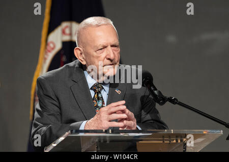 Apollo 11 Flight Director Gene Krantz gibt seine Erinnerungen an den Tag vor fast 50 Jahren, als die US-amerikanische Männer auf dem Mond während der Zeremonien bei der NASA außerhalb Houston gelandet. Die ursprüngliche Mission Control Center wurde später nach einer mehrere Millionen Dollar Restaurierung Bemühung mit der 50-Jahr-Feier übereinzustimmen, gewidmet. Stockfoto