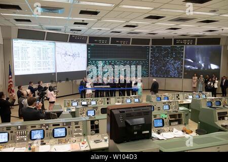 Würdenträger versammeln sich in der Mission Control Center am Johnson Space Center der NASA in der Nähe von Houston Wiederherstellung des Control Center, das mit dem 50. Jahrestag der historischen 1969 Mondlandung Apollo 11 der fällt zu widmen. Stockfoto