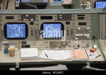 Webster, Texas, USA. 28 Juni, 2019. Das neu restaurierte Mission Control Center der NASA außerhalb von Houston nach seiner Einweihung am Freitag mit dem 50. Jahrestag der Landung des Menschen auf dem Mond im Jahr 1969 zusammenfällt. Die multi-million Dollar Aufwand war in einem Teil des ehemaligen Apollo 11 Flight Director Gene Krantz, die bei der Einweihung wurde geführt. Credit: Bob Daemmrich/ZUMA Draht/Alamy leben Nachrichten Stockfoto