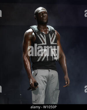 Stormzy, die auf der Pyramide der Bühne während das Glastonbury Festival in würdiger Bauernhof in Pilton, Somerset. Stockfoto