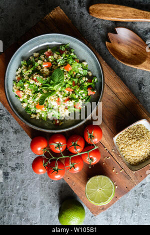 Erfrischende vegetarische Tabbouleh Salat mit Bulgur, Petersilie, Minze, Tomaten und Gewürzen Stockfoto