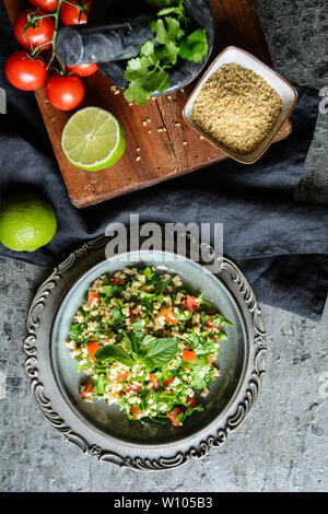 Erfrischende vegetarische Tabbouleh Salat mit Bulgur, Petersilie, Minze, Tomaten und Gewürzen Stockfoto