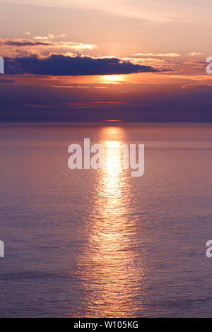 Golden oder Bronze oder Kupfer Sonnenuntergang am St David's, Pembrokeshire, Wales, Großbritannien Stockfoto