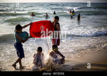 Gaza, Gaza, Palästina. 28 Juni, 2019. Palästinensische Familien ihre Zeit am Strand von Gaza genießen Sie während eines Freitag Urlaub im nördlichen Gazastreifen auf, den 28. Juni 2019 Credit: Mahmoud Issa/Quds Net News/ZUMA Draht/Alamy leben Nachrichten Stockfoto