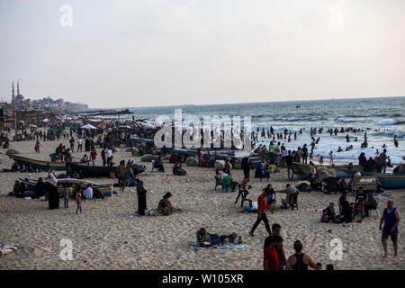 Gaza, Gaza, Palästina. 28 Juni, 2019. Palästinensische Familien ihre Zeit am Strand von Gaza genießen Sie während eines Freitag Urlaub im nördlichen Gazastreifen auf, den 28. Juni 2019 Credit: Mahmoud Issa/Quds Net News/ZUMA Draht/Alamy leben Nachrichten Stockfoto