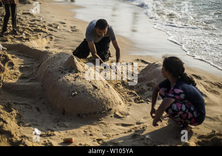 Gaza, Gaza, Palästina. 28 Juni, 2019. Palästinensische Familien ihre Zeit am Strand von Gaza genießen Sie während eines Freitag Urlaub im nördlichen Gazastreifen auf, den 28. Juni 2019 Credit: Mahmoud Issa/Quds Net News/ZUMA Draht/Alamy leben Nachrichten Stockfoto