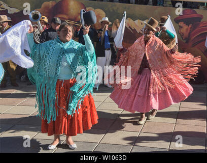 Cholitas tanzen in El Alto, La Paz, Bolivien Stockfoto