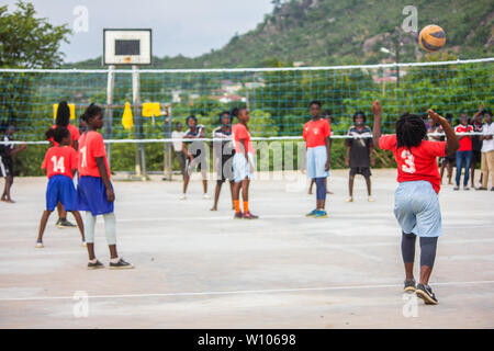 High School Mädchen spielen Volleyball in der Schule Sport Games Festival in Chinhamapere Secondary School Stockfoto