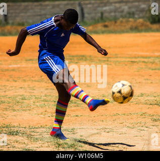 High School Mädchen tritt ein Fußball in der Schule Sport Games Festival in Chinhamapere Secondary School Stockfoto