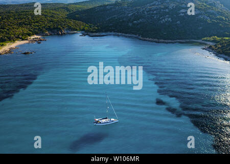 Ansicht von oben, atemberaubenden Blick auf einem Segelboot schwimmt auf einer wunderschönen türkisen Meer. Maddalena Archipelago National Park, Sardinien. Stockfoto