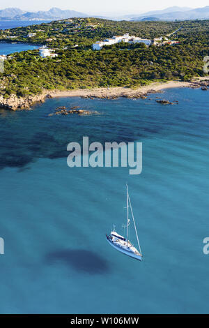 Ansicht von oben, atemberaubenden Blick auf einem Segelboot schwimmt auf einer wunderschönen türkisen Meer. Maddalena Archipelago National Park, Sardinien. Stockfoto