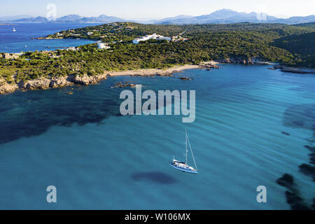 Ansicht von oben, atemberaubenden Blick auf einem Segelboot schwimmt auf einer wunderschönen türkisen Meer. Maddalena Archipelago National Park, Sardinien. Stockfoto