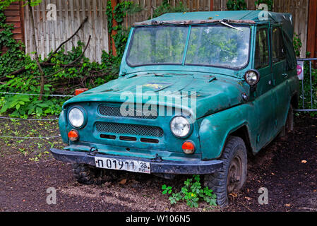 Grüne Geländewagen im Boden stecken geblieben Stockfoto