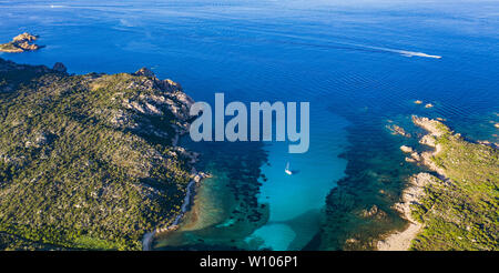 Ansicht von oben, atemberaubenden Blick auf einem Segelboot schwimmt auf einer wunderschönen türkisen Meer. Maddalena Archipelago National Park, Sardinien. Stockfoto