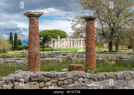 Die antiken griechischen Tempel der Athene oder Tempel der Ceres, C. 500 v. Chr., zwischen zwei gemauerten Säulen im archäologischen Park von Paestum, Italien Stockfoto